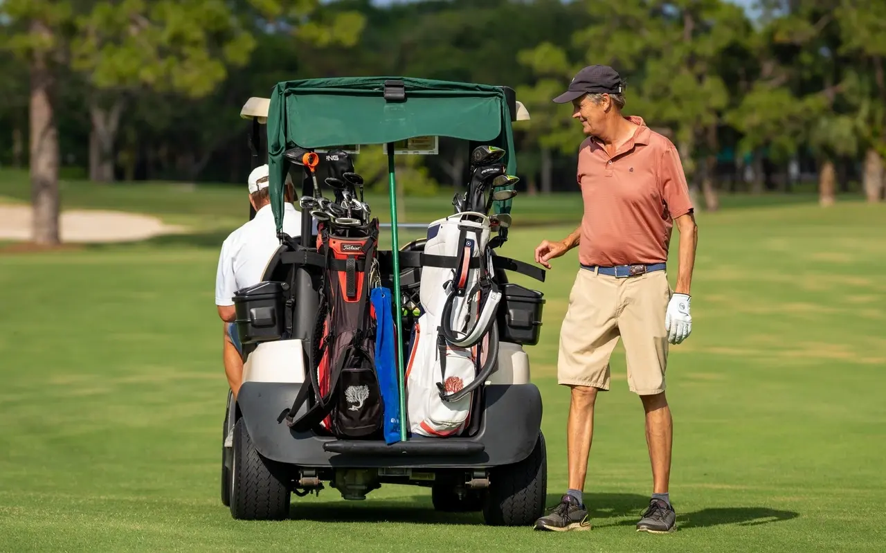 golfer grabbing club